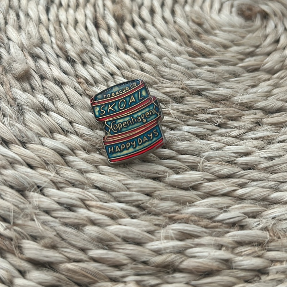 Tobacco lapel